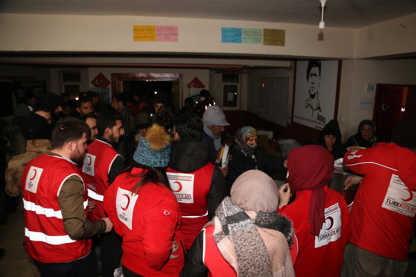 Kızılay tarafından depremzedelere sıcak yemek ikramı 